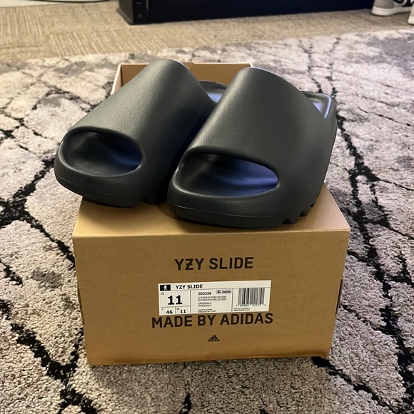 YEEZY slides - Picture 1 of 3